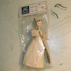 VINTAGE LeeWards 5.1/2" CORN HUSK Doll Lady with Broom Craft Ornament New Sealed